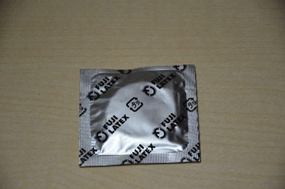 ザ・ベスト コンドーム0.1mmストロングの個包装ウラ側