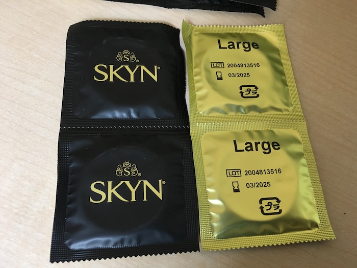SKYN（Lサイズ）の個包装オモテ側とウラ側