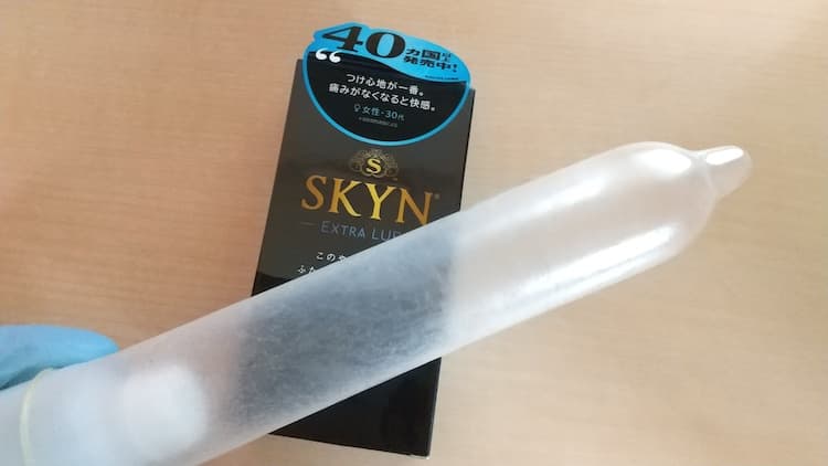 SKYN EXTRA LUBのパッケージとコンドーム