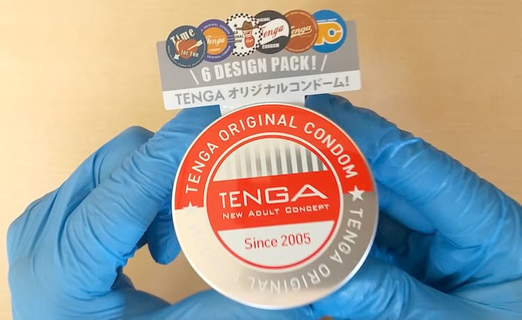 TENGAオリジナルコンドームのアルミ缶を手に持ったところ