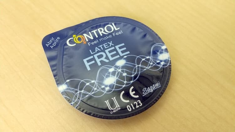 CONTROL LATEX FREEコンドームのブリスターパック