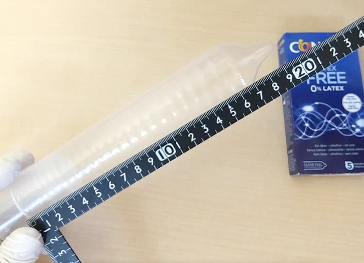 CONTROL LATEX FREEコンドームの長さを測定しているところ
