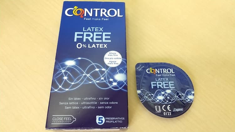 CONTROL LATEX FREEコンドームのパッケージとブリスターパック