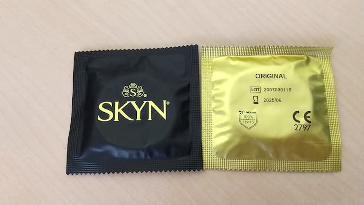 海外製SKYNオリジナルコンドームの個包装表面と裏面