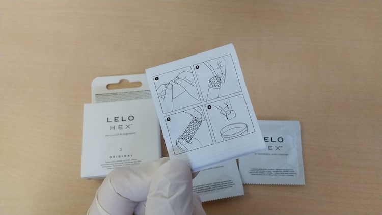 LELO（レロ）HEX ORIGINALコンドームの装着方法が書かれた紙
