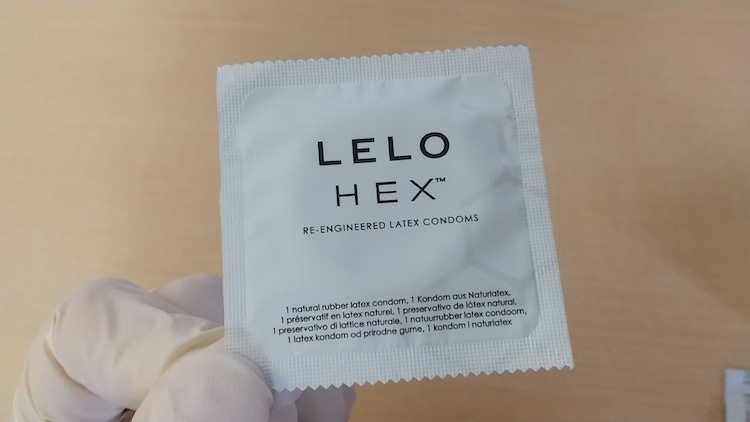 LELO（レロ）HEX ORIGINALコンドームの個包装表面
