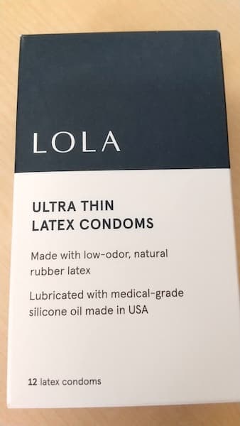LOLA ULTRA THIN ラテックスコンドームのパッケージ表面