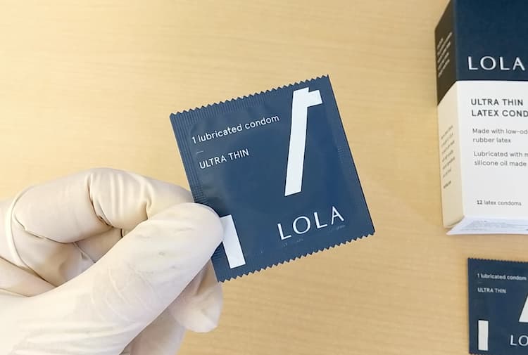 LOLA ULTRA THIN ラテックスコンドームの個包装表面
