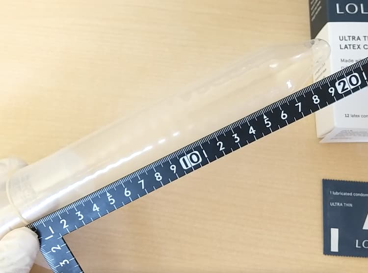 LOLA ULTRA THIN ラテックスコンドームの長さを測定しているところ