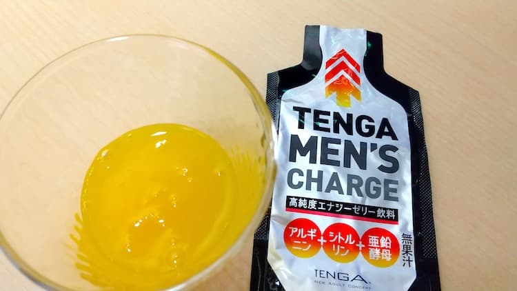 TENGA MEN'S CHARGEをグラスに注いだところ