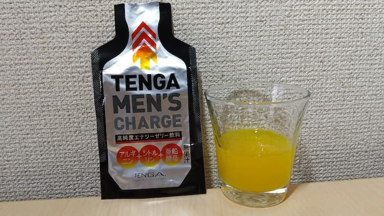 TENGA MEN'S CHARGEの袋とグラスに注いだゼリー飲料