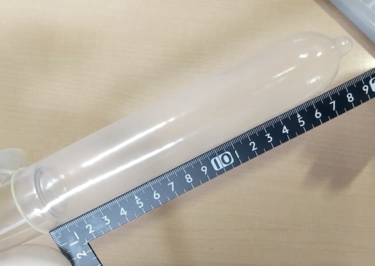 オカモト ニューシルク0.03の長さを測定しているところ