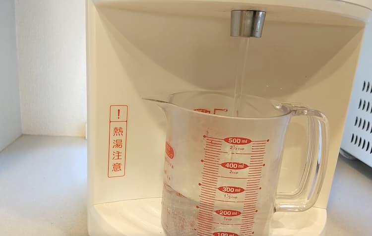 70℃のお湯を計量カップの注いだところ