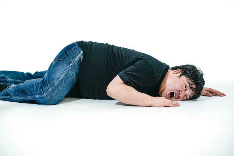 床に寝ている男性
