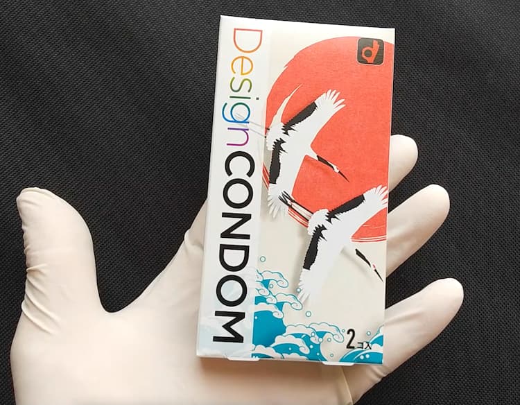 オカモト鶴デザインコンドームのパッケージ表面