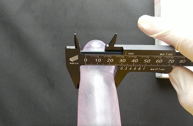 グラマラスバタフライ メルティのくびれ部分の直径を測定しているところ