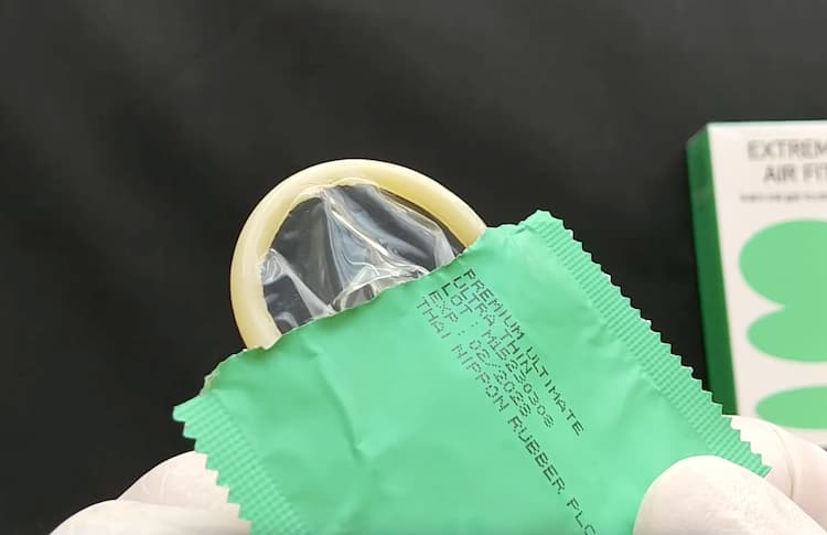 パルンセンガEXTREME AIR FITの個包装からコンドームを取り出すところ（ウラ側）