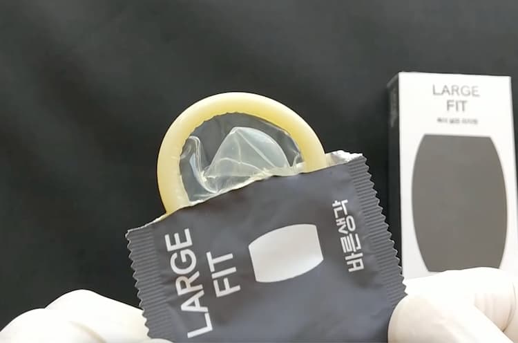 パルンセンガLARGE FITの個包装からコンドームを取り出すところ