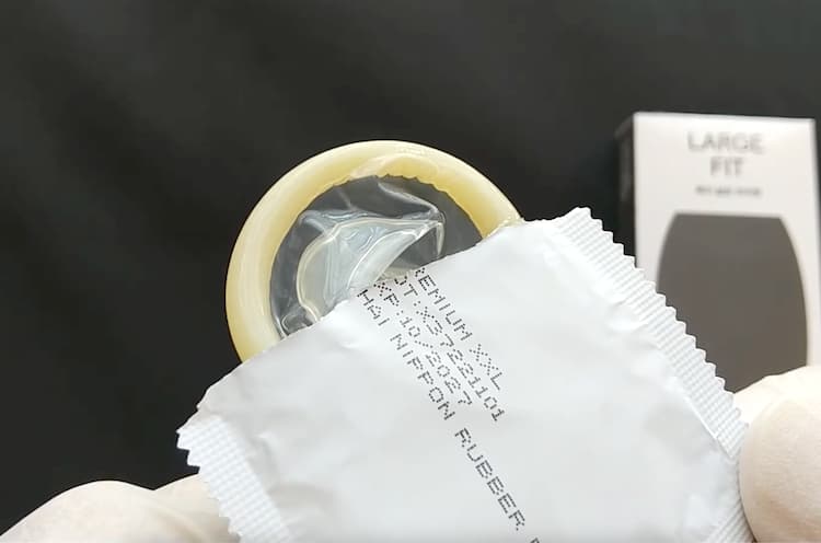パルンセンガLARGE FITの個包装からコンドームを取り出すところ（ウラ側）