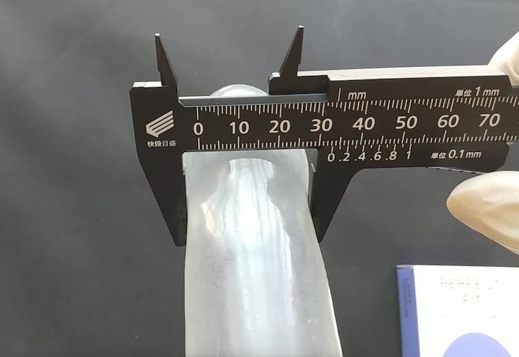 パルンセンガPERFECT FITのくびれ部分の直径を測定しているところ