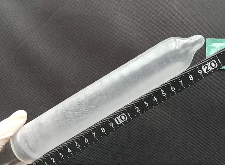 my.lubie超薄型コンドームの長さを測定しているところ