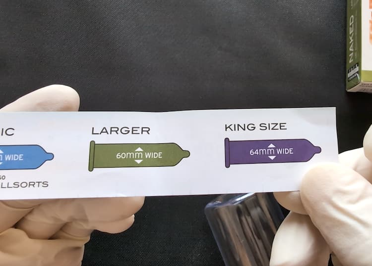 NAKEDラージコンドームに同梱されたメジャーで自分のサイズを確認しているところ