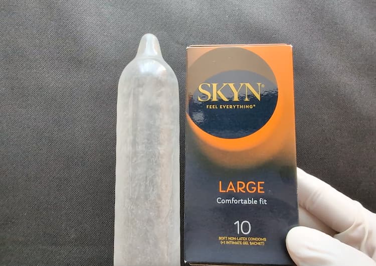 SKYN XL（オーストラリア）のパッケージと空気を入れたコンドーム