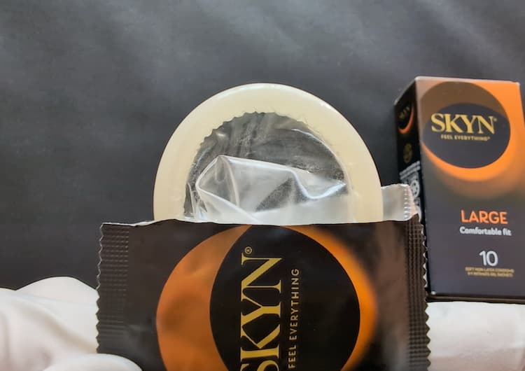 SKYN XL（オーストラリア）の個包装からコンドームを取り出すところ