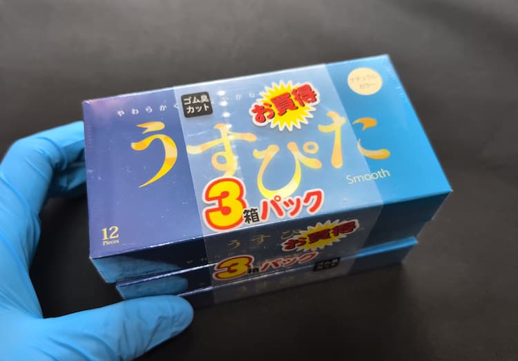 うすぴたスムースのパッケージを手に取ったところ