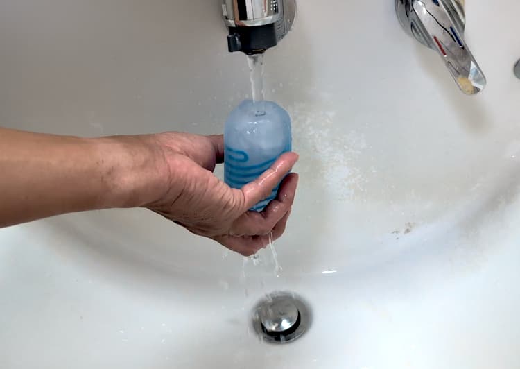 TENGAスピナーデラックスの中に水を入れて洗浄しているところ