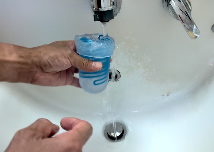 TENGAスピナーデラックスの本体を少し裏返して中を洗浄しているところ