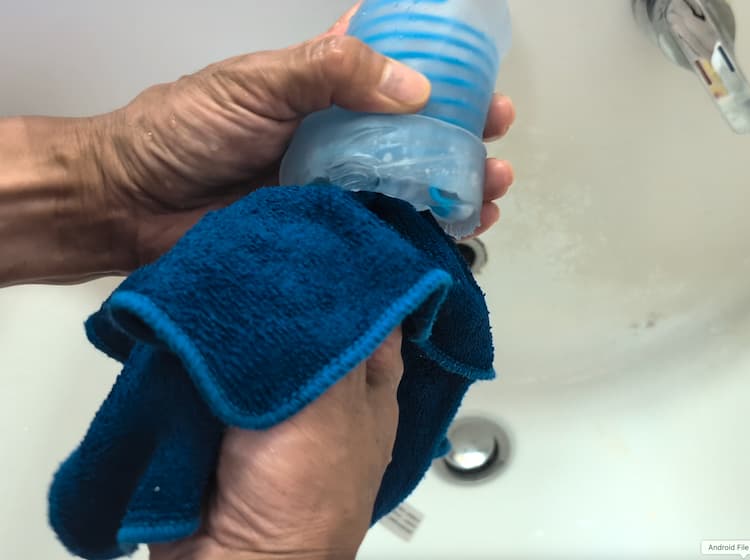 TENGAスピナーデラックスの洗浄後に布で水分を拭き取っているところ