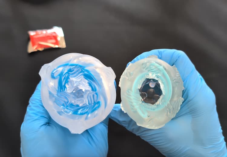 TENGAスピナーデラックスと従来のノーマルTENGAスピナーの内部を比較しているところ