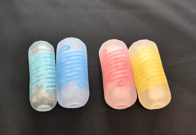 TENGAスピナーデラックスと従来のTENGAスピナーの厚みを比較しているところ