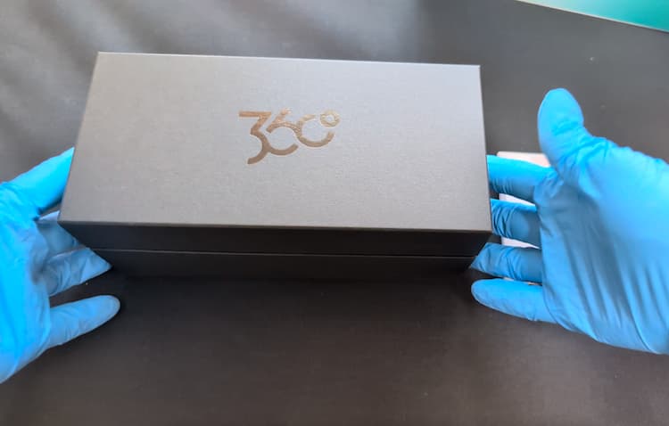 TENGA FLIP360 AURORA GREENの高級な外箱