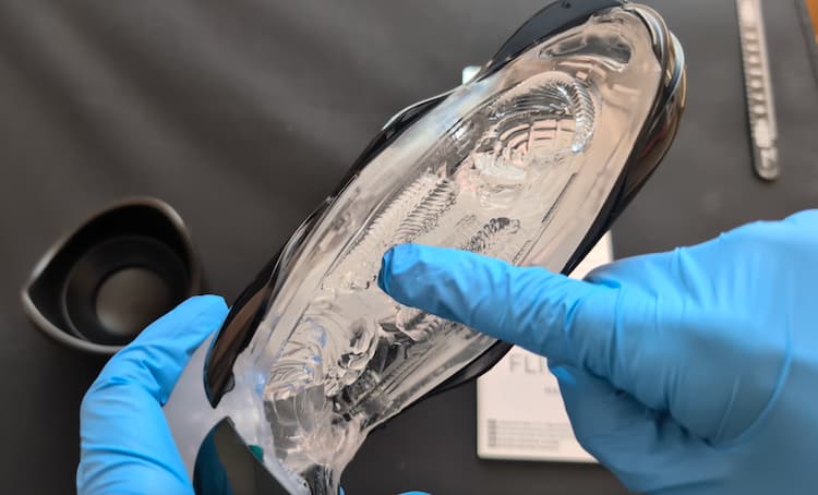 TENGA FLIP360 AURORA GREENの内部のヒダヒダを指で触れているところ