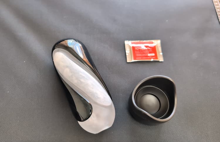 TENGA FLIP360 AURORA GREENの本体と付属のローション