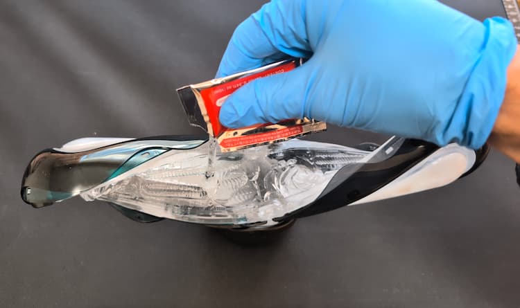 TENGA FLIP360 AURORA GREENの本体を開ききってローションを塗っているところ