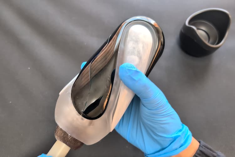 TENGA FLIP360 AURORA GREENを上下にピストンさせているところ