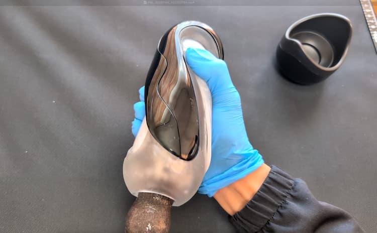 TENGA FLIP360 AURORA GREENのプレッシングパッドを押さえて締めつけを強化しているところ