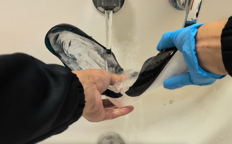 TENGA FLIP360 AURORA GREENを水洗いしているところ