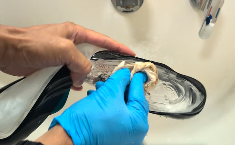 TENGA FLIP360 AURORA GREENを水洗いしたあとにキッチンペーパーで拭き取っているところ