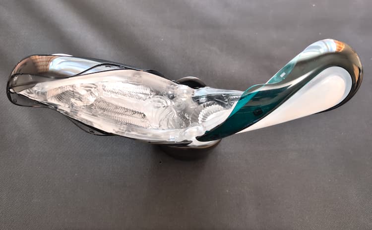 TENGA FLIP360 AURORA GREENの本体を広げてスタンドに乗せて乾燥させているところ