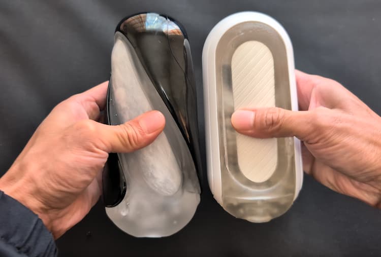 TENGA FLIP360 AURORA GREENとTENGA FLIPを並べているところ