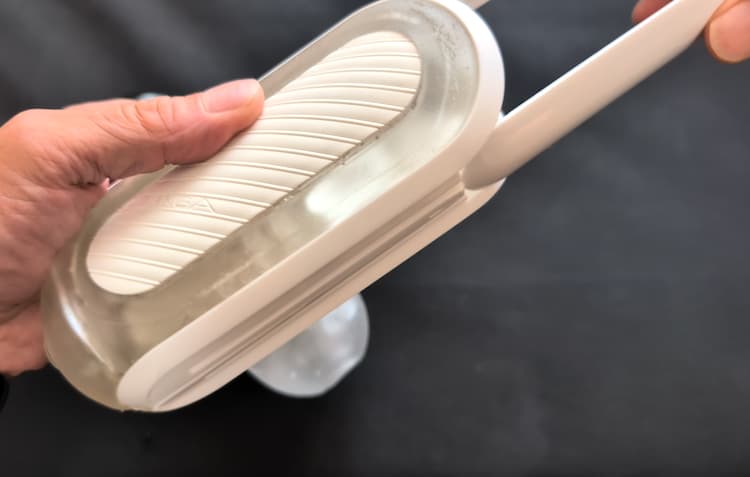 TENGA FLIP0のスライドバーを外しているところ