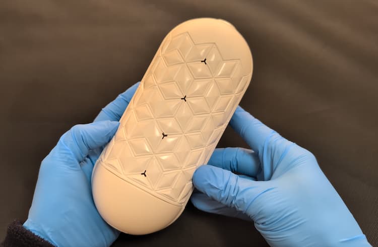 TENGA FLIP FLEXYの本体を手に持ったところ