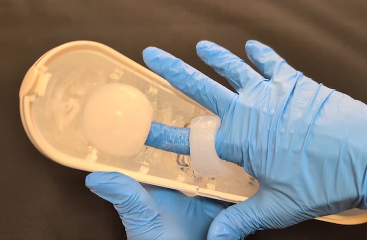 TENGA FLIP FLEXYのリング形状部分と奥突きのオーブ形状を指で試しに通過させたところ