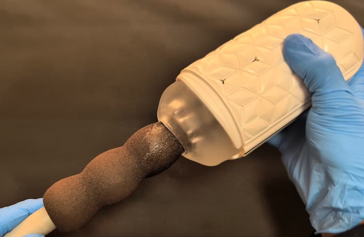 TENGA FLIP FLEXYに模擬のサオを挿入しているところ