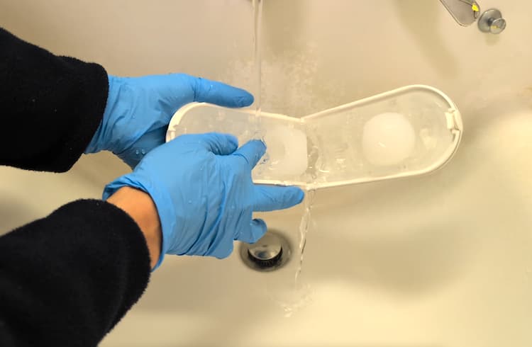 TENGA FLIP FLEXYを水で洗っているところ