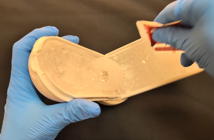 TENGA FLIP FLEXYの内部に付属のローションを塗るところ